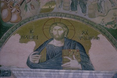 Kristus Majesteetissa, mosaiikki bysanttilaisen Choran Vapahtajan kirkon nartheksin oven yläpuolella (kuva) tekijältä Unbekannt