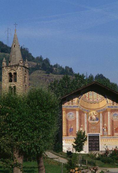 St Legerin kirkko myöhään renessanssin kellotornilla, Aymavilles, Aostan laakso, Italia tekijältä William M. Timlin