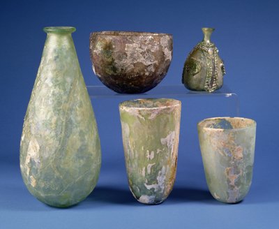 Myötäpäivään vasemmalta: päärynän muotoinen vihreä lasipullo, Sasanian, 3.-7. vuosisata jKr. vaaleankeltainen lasikulho, Sasanian, 5.-6. vuosisadalla jKr. Islamilainen vihreä lasipäärynän muotoinen pullo, noin 8-1100-luvulla jKr. kaksi islamilaista vihreää tekijältä Unbekannt