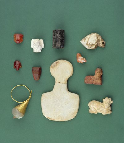 Kokoelma itäisen Välimeren esineitä, mukaan lukien sumerilainen korppikotka-amuletti, akkadilainen käärmehylje ja Mesopotamian karneoli-sammakko, vuosilta 3300-2000 eaa. tekijältä Unbekannt