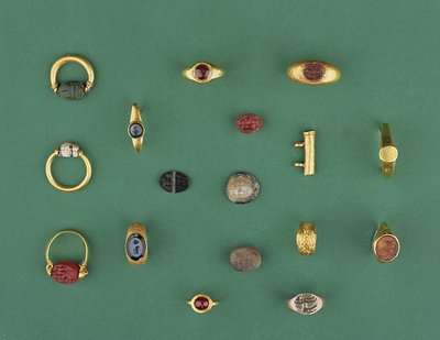 Kokoelma roomalaisia, etruskeja ja hellenistisiä koruja, mukaan lukien foinikialainen skarabeusormus, kamee, amuletinpitimet ja akaatti-kaiverrus, 6. vuosisadalta eKr. 4. jKr. tekijältä Unbekannt