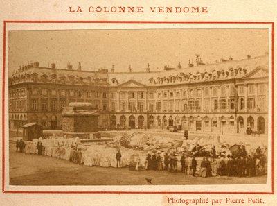 Commune de Paris (1871): Vendome-pylvään tuhoutuminen toukokuussa 1871. Valokuva Pierre Pepetitista. Tulostus kartongille, himmennys. 9x5,4 cm tekijältä Unbekannt