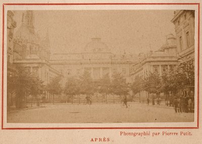Commune de Paris (1871): näkymä Pariisin Palais de Justicesta sen tulipalon jälkeen toukokuussa 1871. Valokuva Pierre Pepetitista. Tulostus kartongille, himmennys. 9x5,4 cm tekijältä Unbekannt
