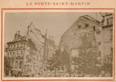 Commune de Paris (1871): näkymä Porte Saint Martinista Pariisissa, joka tuhoutui toukokuussa 1871. Valokuva Pierre Pepetitista. Tulostus kartongille, himmennys. 9x5,4 cm tekijältä Unbekannt