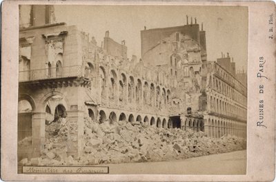 Commune de Paris: näkymä valtiovarainministeriön raunioista Pariisissa toukokuussa 1871. Valokuva J.R. Dim. 16,3x10,8 cm tekijältä Unbekannt