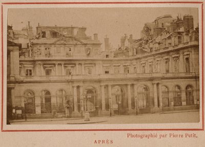 Pariisin kunta (1871): näkymä Palais-Royalista (Palais Royal) Pariisissa toukokuun 1871 palon jälkeen. Valokuva Pierre Pepetitista. Tulostus kartongille, himmennys. 9x5,4 cm tekijältä Unbekannt