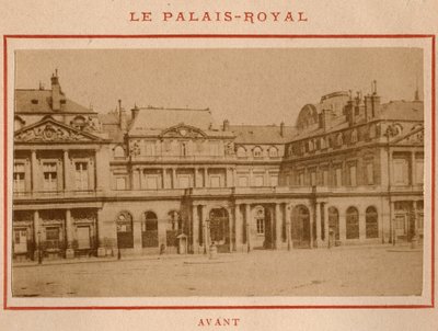Pariisin kunta (1871): näkymä Palais-Royalista (Palais Royal) Pariisissa ennen toukokuuta 1871 tulipaloa. Valokuva Pierre Pepetitista. Tulostus kartongille, himmennys. 9x5,4 cm tekijältä Unbekannt