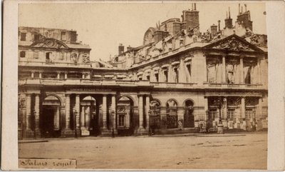 Pariisin kunta (1871): näkymä Palais-Royalista toukokuun 1871 palon jälkeen. Anonyymi valokuvaus. Tulostus pahville Dim. 10x6,9 cm tekijältä Unbekannt