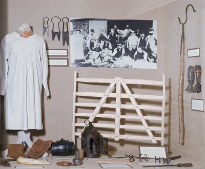 Cotswoldin villateollisuuden näyttely, mukaan lukien smokki, 1800-luvun puoliväli (kuva) tekijältä Unbekannt