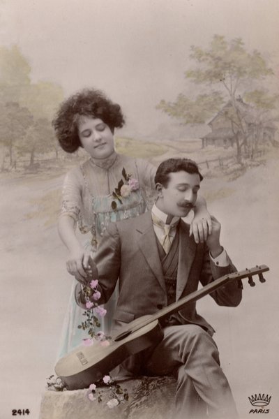 Pariskunta kukkien ja espanjakitaran kanssa, Ranska, n. 1910 (postikortti) tekijältä Unbekannter Künstler