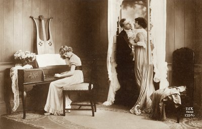 Cuplu care face curte și fată tânără cântând la pian, Paris, c.1920 (carte poștală) finlandez tekijältä Unbekannter Künstler
