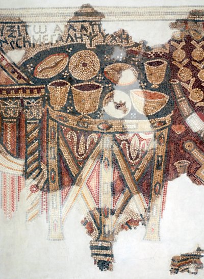 Yksityiskohta mosaiikkilattiasta, joka kuvaa uhripöytää kuppeineen, kulhoineen ja leipäineen Samarialaisen synagogan El-Khirben, Länsirannan, 4. vuosisadalta jKr. (mosaiikki) tekijältä Unbekannt