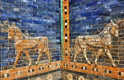Yksityiskohta Ishtarin portin 1930-luvun jälleenrakennuksesta, joka on valmistunut käyttämällä alkuperäisiä tiiliä noin 575 eKr., Pergamon-museo, Berliini, Saksa (kuva) tekijältä Unbekannter Künstler