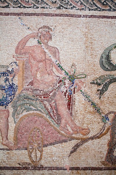 Yksityiskohta Dionysoksen voitosta - Jumalan paluu sotamatkalta Intiaan - Dionysos istuu kahden pantterin vetämissä vaunuissa - Pafoksen mosaiikit, Dionysoksen talo, 2. vuosisadan loppu jKr. - 2. vuosisadan loppu - Kypros - Voitto tekijältä William M. Timlin