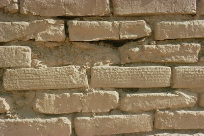 Yksityiskohta tiileistä, joissa on nuolenkielisiä kirjoituksia Elamilaisen kuningas Untash-Galin (n. 1265-46 eKr.) rakentamasta Zigguratista (kuva) tekijältä Unbekannt