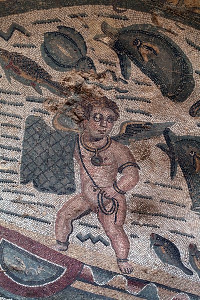 Yksityiskohta kalastusputin mosaiikista. Verkkokalastus. 3-4 vuosisata. Roomalainen huvila Casalessa, Sisiliassa. Unescon sivusto. tekijältä William M. Timlin