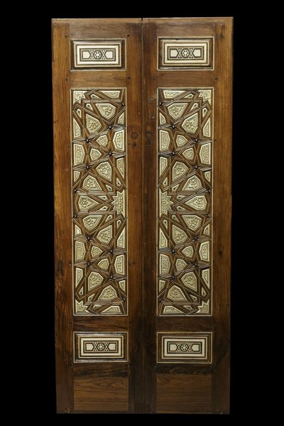 Ovi tähtikuvioisella sisustuksella. Egypti, Kairo, noin 1380-1420. Ruusupuu, jujubier, ebene, norsunluu. Louvren taidemuseo tekijältä William M. Timlin