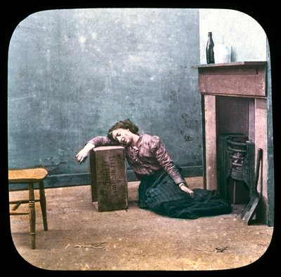 Humalainen nainen lattialla takan edessä, n. 1895 tekijältä Unbekannt