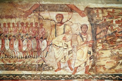 Exodus ja Punaisenmeren ylitys, fresko Douran synagogasta (Dura) Europos, 244-245, ja säilytetään Damaskoksen kansallismuseossa. Kuva otettu New Yorkin juutalaismuseossa näyttelyn aikana. tekijältä Unbekannt