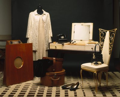 1920-luvun muoti ja huonekalut (Annees folles): Englantilainen radio Murphy 146, kylpyhuonekalusteet ebene makassarista (macassar) ja Dominique-pergamentti, valkoinen nahkaistuin ja hakattu rauta, pöytäpuhelin Monophone Electric Inc., Yhdysvallat. tekijältä Unbekannt