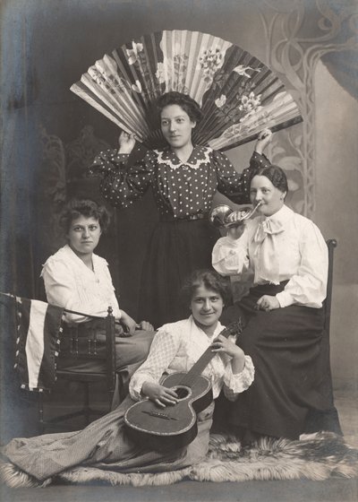 Neljä naista käyrätorvella, kitaralla ja tuulettimella, Ranska, n. 1920 (b/w kuva) tekijältä Unbekannter Künstler