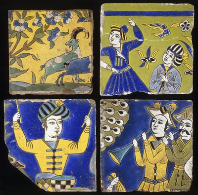 Neljä Safavid cuerda seca -laattaa, jotka kuvaavat kahta metsäkurkkua sekä muusikoiden ja tanssijoiden hahmoja, n. 1600 tekijältä Unbekannt