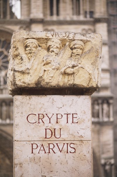 Ranska, Pariisi, Crypte du Parvis -kirjoitus arkeologisessa kryptassa, Ile de la Cite -kadulla, kivi kaiverruksella ja kaiverruksella. tekijältä Unbekannt