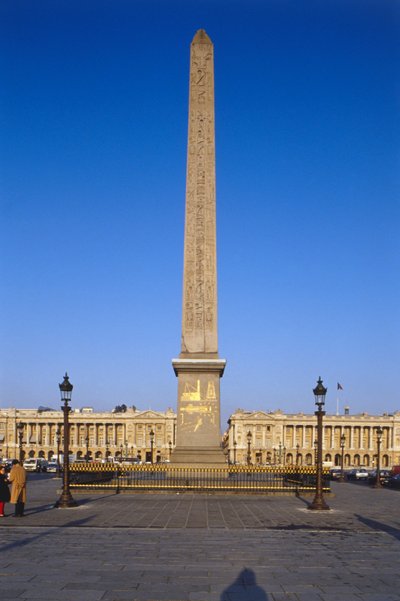 Ranska, Pariisi, Luxorin obeliski Place de la Concorde -aukiolla, egyptiläinen obeliski kohoaa rakennuksen yläpuolelle, joka on peitetty kullatuilla hieroglyfikaiverruksilla. tekijältä Unbekannt
