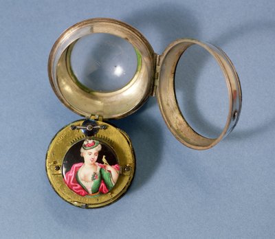 Ranskalainen taskukello kannattimella, jossa emaloitu muotokuva tytöstä ja kanariansaarista, hopeakotelossa, J.Jacque Andre Bosset, n. 1700 tekijältä Unbekannt