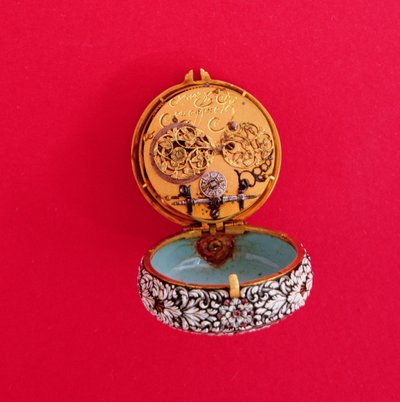 Ranskalainen taskukello kultakotelolla, jossa on emaloitu kohokuvio valkoisilla kukilla ja lehdillä mustilla merkeillä, valmistaja Goullons, n. 1650 (kuvassa sisälevy, katso myös 66857) tekijältä Unbekannt