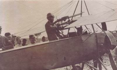 Ranskalaiset sotilaat lentokoneen konekiväärillä - 1915 tekijältä Unbekannt