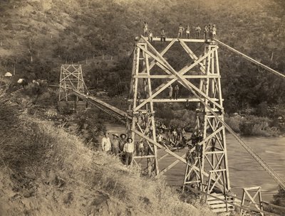 Fresno, Kalifornia: 1890 Tämä valokuva: C.C. Curtis näyttää Smithin ja Mooren sillan Kings Riverin yli, joka on osa Hiram T. Smithin ja Austin D. Mooren rakentamaa puutavaraa Sierrasta heidän yritykselleen, Kings River Lumberille. tekijältä Unbekannt