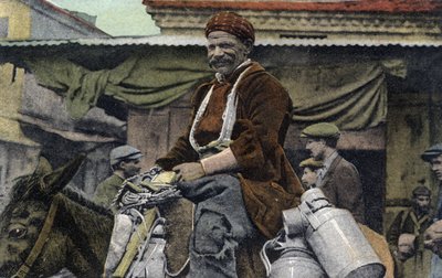 Kreikka, Saloniki (tai Thessaloniki): hymyilevä mies ratsastaa aasilla, tölkkien kanssa, marssin aukiolla - Postikortti 1914-1918 tekijältä Unbekannt