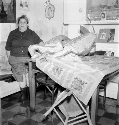 VENETSIAN NOUSUVUORO (acqua alta tai tulvat): asukas talossaan. 1962 Venetsia tekijältä Unbekannt