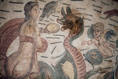 Arionin sali. Merellinen kohtaus. Meren olentoja. Nereidit ja tritonit. 3-4 vuosisata. Roomalainen huvila Casalessa, Sisiliassa. Unescon sivusto. tekijältä William M. Timlin