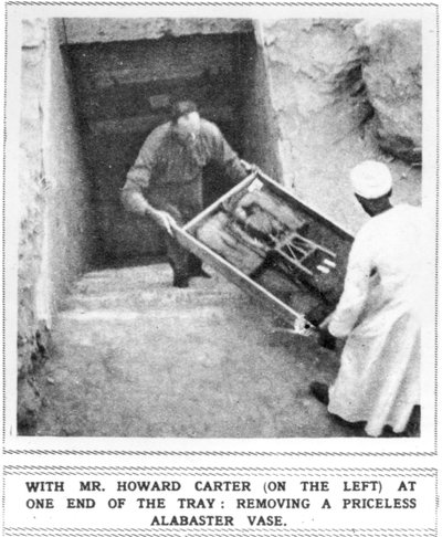 Howard Carter (1874-1939) Poistaa aarteita Tutankhamonin haudalta tekijältä Unbekannt