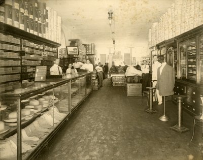 John Sewell & Co. Shoe Storen sisustus osoitteessa 304-6 12th Avenue (Flagler Street), n. 1910 (m/v kuva) tekijältä Unbekannt