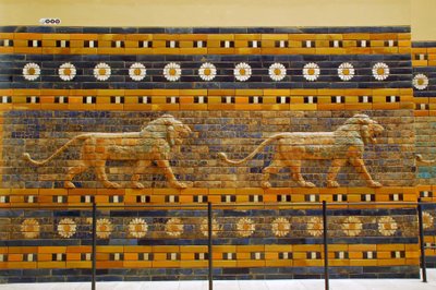 Alunperin Belin temppelille kuulunut Ishtar-portti, jonka kuningas Nebukadnessar II rakensi Babylonissa (Irak) - Ishtar Gate Processional Way Pergamon-museo, Museosaari, Berliini Saksa tekijältä Unbekannter Künstler