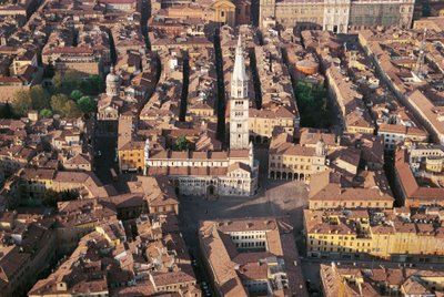 Italia, Emilia Romagna, Modena, ilmakuva kaupunkiin katedraalilla tekijältä Benjamin Baud