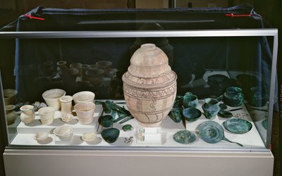 "Jar with the Hoard", noin 2500-2400 eKr. (terrakotta, alabasteri, kupari Omanista ja kivi) tekijältä Unbekannt