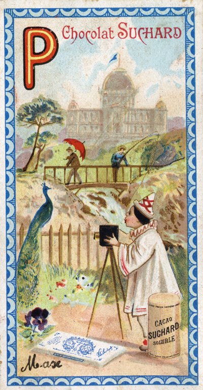 P-kirjain: palatsi, paviljonki, sateenvarjo, valokuvaaja, silta, kalastus, riikinkukko, pensee. Chocolat Suchardin toimittama aakkosten kaiverrus, 1900-luvun alku. 24 kromolitografiaa, jotka edustavat paikkoja, hahmoja ja esineitä, joista löydetään tekijältä Unbekannt