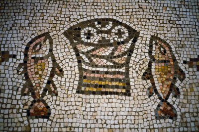 Leipää ja kalaa, mosaiikki Kertomisen kirkossa, 4. vuosisata, Tabgha, Israel tekijältä William M. Timlin