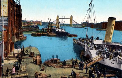 Lontoo - Thames-joki, laiva telakoitumassa ja matkustajia nousemassa laivaan, 1900-luvun alku (postikortti). tekijältä Unbekannter Künstler