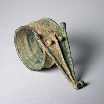 Lorhon-rannekoru krokotiilinpäällä, Burkina Fasosta tai Norsunluurannikolta, luultavasti 1700-luvulta (kupariseoksia) tekijältä Unbekannt
