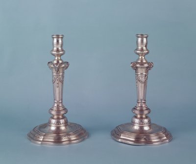 Louis XV hopeiset kynttilänjalat tekijältä Unbekannt