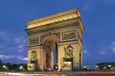 Matalasta kuvakulmasta katsottuna kaari, Arc De Triomphe, Pariisi, Ranska tekijältä Benjamin Baud