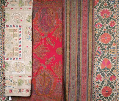 LtoR: Mihrab Susani, Uzbekistan, 1800-luvun loppu (silkki); Huivi, Kashmir, valmistaja Momtaz tekijältä Unbekannt