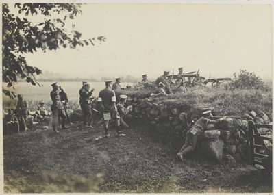 Manöövereiden konepistoolit, n. 1911 (m/v kuva) tekijältä Unbekannt