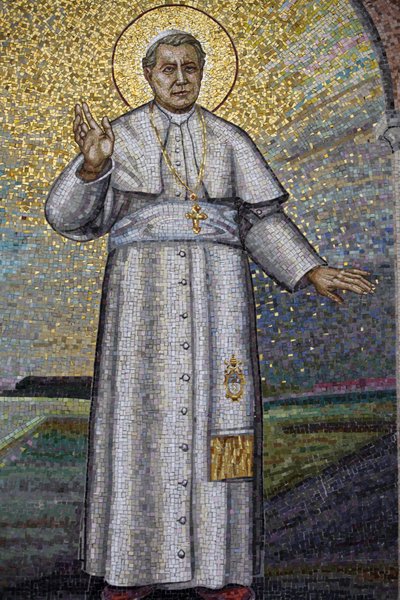 Madonna della Scala benediktiiniläisluostari, Noci, Apulia Paavi Pius X:ää kuvaava mosaiikki, Noci, Italia tekijältä Unbekannt