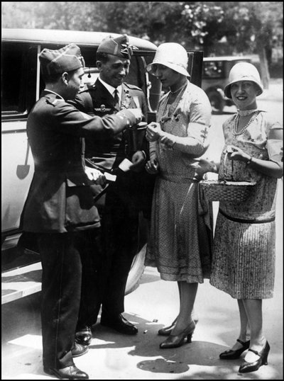 Madrid (Espanja) Kesäkuu 1929: Kaksi espanjalaista lentäjää Jimenez ja Iglesias, jotka palaavat matkaltaan Etelä-Amerikasta (he ylittivät Atlantin Sevillan ja Brasilian välillä huhtikuun alussa) ostavat kukkavinjettejä Madridin tarvitseville tekijältä Unbekannt